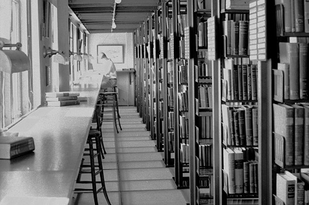 СƵWHOI Library Stacks. Credit: СƵ Archives